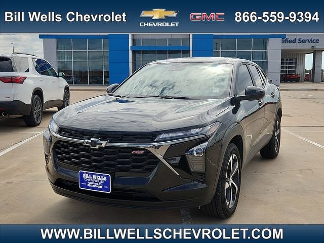 2025 Chevrolet Trax 1RS in Mosaic Black Metallic — front three-quarter view